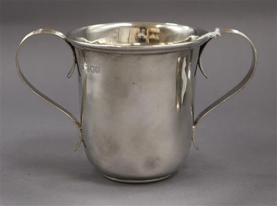 A late Victorian silver two handled cup, London, 1900, 4.5 oz.